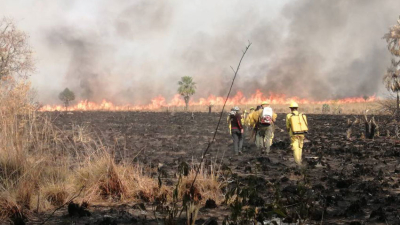Incendios desbordados en Ayolas amenazan a la represa Yacyretá