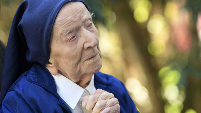 La decana de Francia celebra su 118º cumpleaños con oporto y cierto cansancio