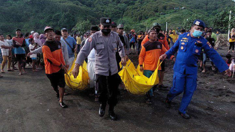 Tragedia en Indonesia: meditaban en la playa y los sorprendió la marea que dejó 10 muertos
