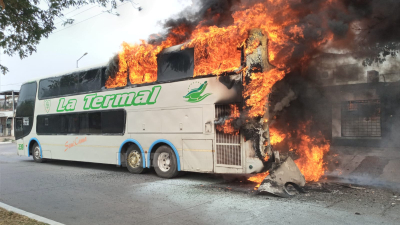 Un colectivo de La Termal explotó y se incendió en Resistencia
