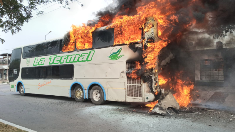 Un colectivo de La Termal explotó y se incendió en Resistencia