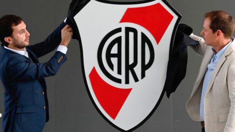 River presentó un nuevo escudo