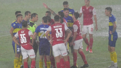 Caliente empate entre Independiente y Boca bajo un diluvio