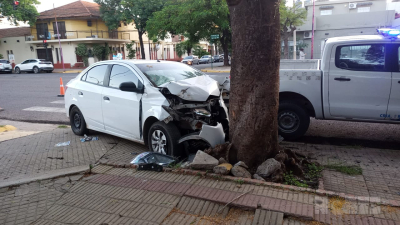 Se durmió y chocó contra un semáforo a metros de la plaza central
