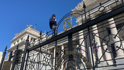 Trepó y se encadenó a la reja del Congreso porque "hay armas que controlan la mente"