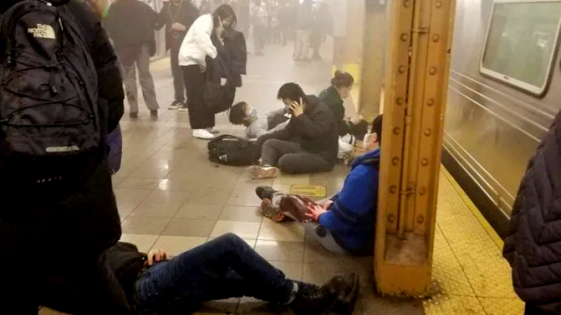 Tiroteo en el subte de Nueva York: hay al menos 13 heridos
