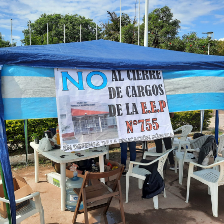 docentes y gremialistas acampan frente a la municipalidad de San Bernardo (1).jpeg