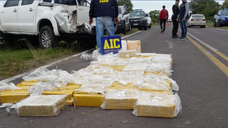 Abandonaron más de 400 ladrillos de marihuana tras protagonizar un siniestro vial