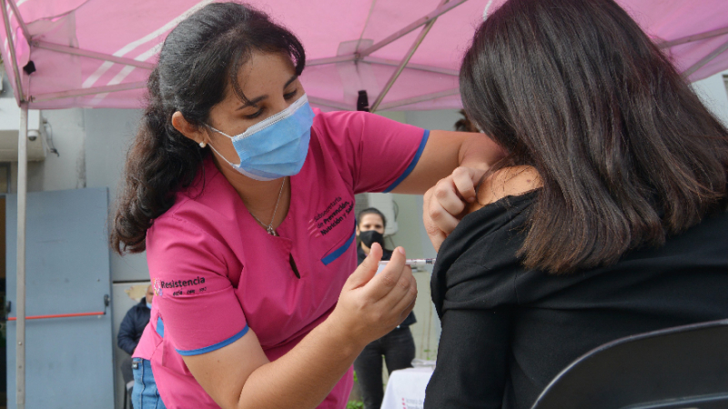 "Hay que aplicarse los refuerzos y usar tapabocas en lugares cerrados", recomienda un médico terapista