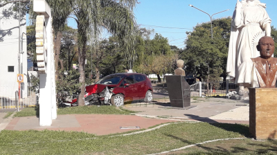 Despistó con su vehículo y terminó impactando contra un árbol dentro de la rotonda de Barranqueras