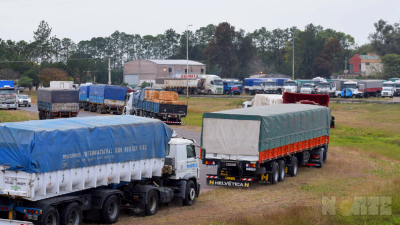 Transportistas de carga aseguran que sigue la escasez de gasoil y advierten por medidas de fuerza