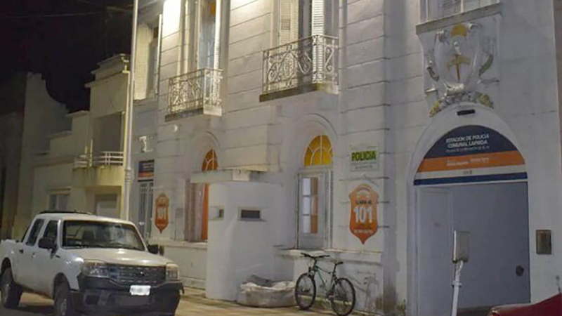 Hallaron muerta a una joven en la comisaría donde estaba detenida