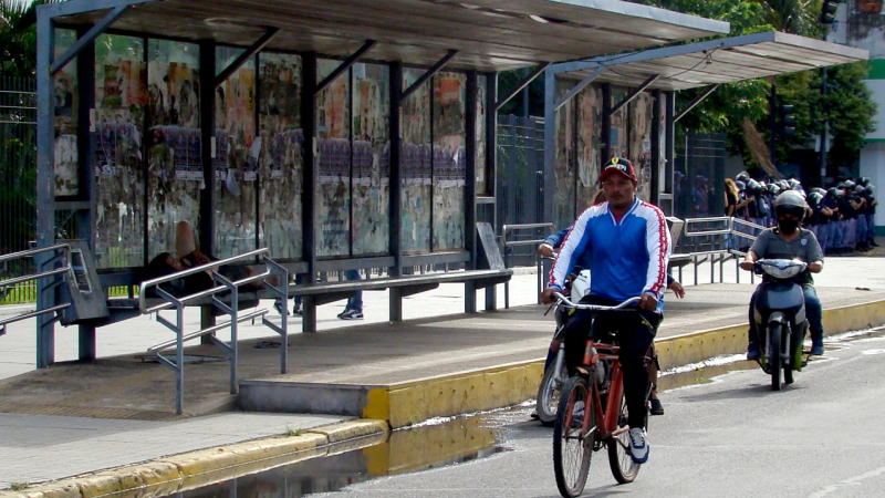 Tercer día a pie: usuarios rehenes del conflicto del transporte urbano