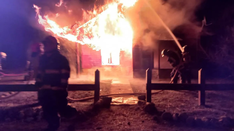 El grupo mapuche RAM se atribuyó el incendio de una oficina pública en Chubut