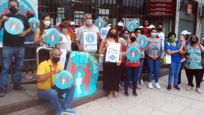 Padres y abuelos impedidos de contactos, celebran el Día de la Niñez frente al STJ