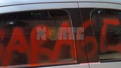 Resistencia : vecina le pintó a una automovilista "garage" en varias partes del vehículo