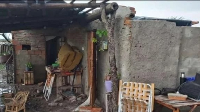 Postes caídos y casas dañadas: fuerte temporal en una zona rural de Corrientes