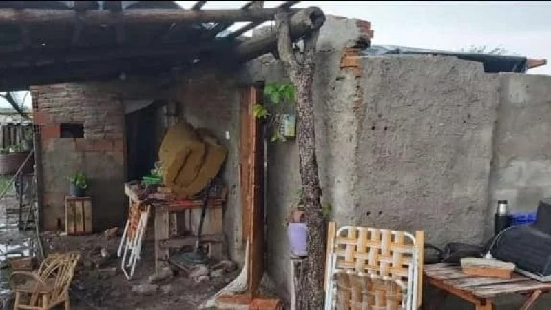 Postes caídos y casas dañadas: fuerte temporal en una zona rural de Corrientes