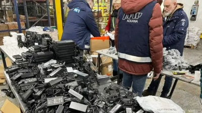 Querían importar cargadores de celulares y notebooks sin declarar