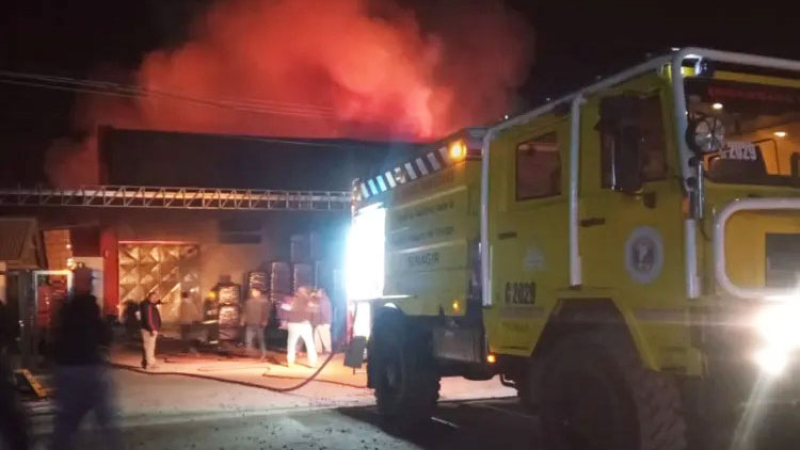 Rescataron a un bebé abandonado en la distribuidora incendiada