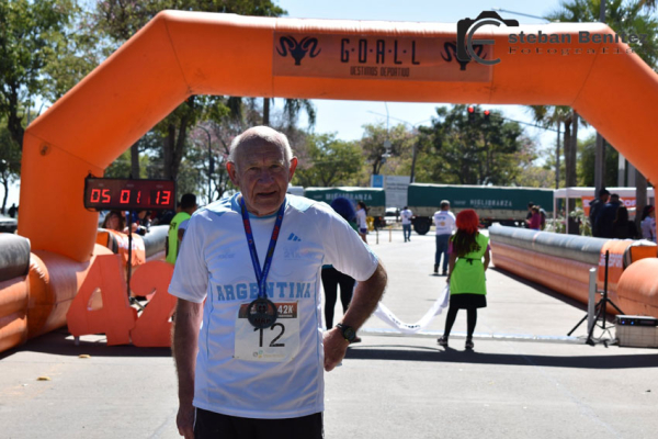 Héctor Agustín Grunewald, 77 años, de Olavarría. Varios miles de kilómetros en las piernas.