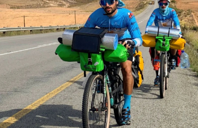 En bicicleta con destino Qatar: la historia de cuatro amigos que pedalean por la Selección