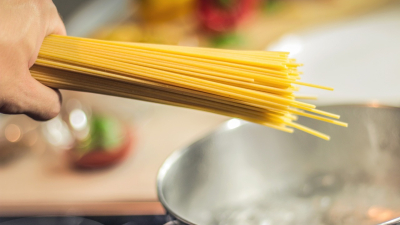 Italia: llaman a cocinar la pasta con el fuego apagado
