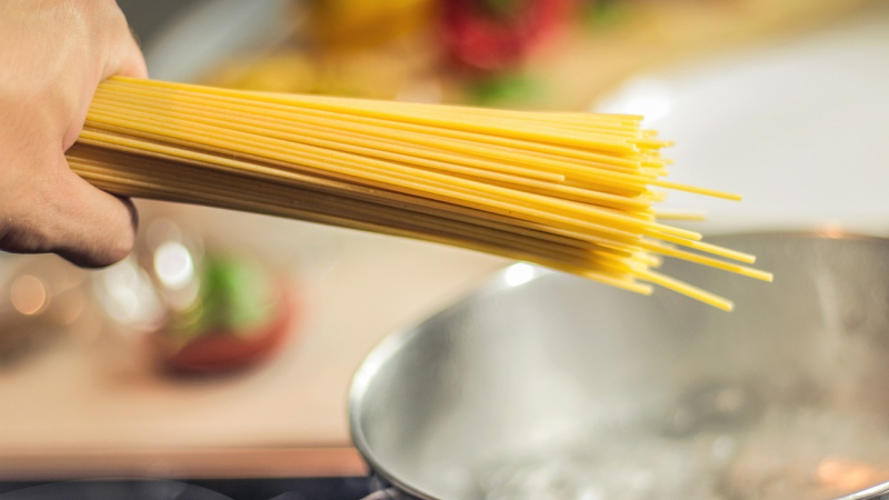 Italia: llaman a cocinar la pasta con el fuego apagado
