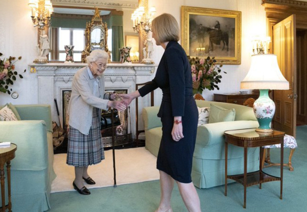 Su último acto oficial. El martes 6, en el castillo de Balmoral (Escocia) recibió a Liz Truss y le encargó la formación de un nuevo gobierno para reemplazar al de Boris Johnson, en
momentos en que arrecian las huelgas y la inflación en el Reino Unido.