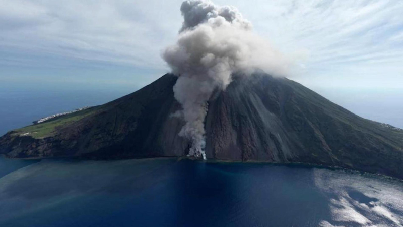 Sicilia: erupción del volcán Stromboli pone en alerta naranja a la isla 