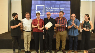 Entrega de premios en la Feria del Libro, que sigue exhibiendo lo mejor de la literatura
