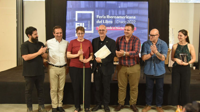 Entrega de premios en la Feria del Libro, que sigue exhibiendo lo mejor de la literatura