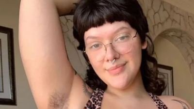 Es popular en OnlyFans y gana miles de dólares mostrando sus axilas sin depilar