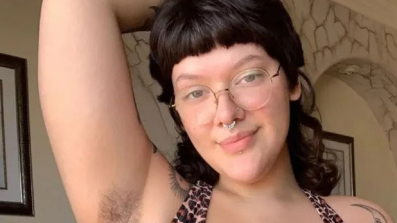 Es popular en OnlyFans y gana miles de dólares mostrando sus axilas sin depilar