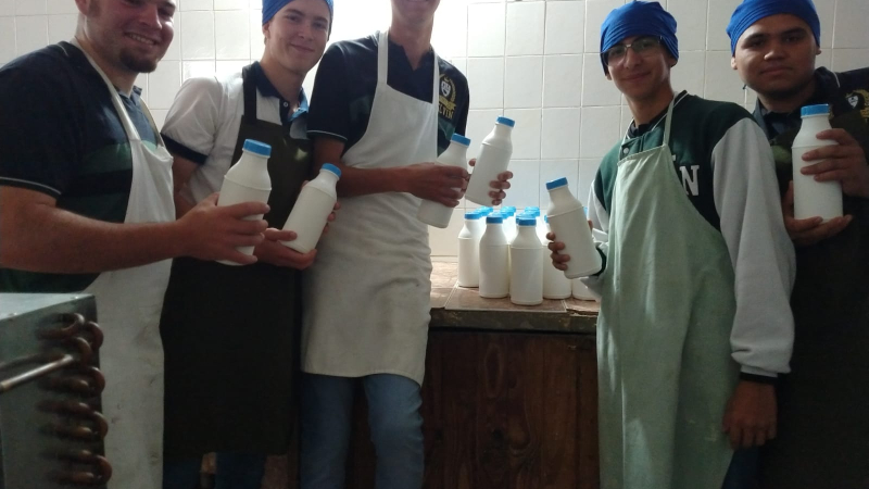 Alumnos del Bachillerato Agrotécnico de Du Graty ya pasteurizan y envasan leche
