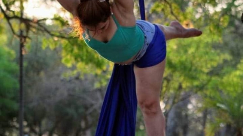 Moni Galeano: "La práctica de telas acrobáticas trae beneficios tanto físicos como mentales"