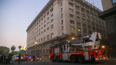 Evacuaron el Ministerio de Economía por un incendio