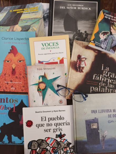 La mesa de Mariana Cayré se puebla de libros.jpg