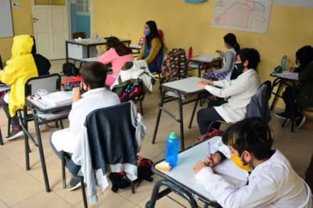 ninos-aula-escuela-rio-negro.jpg