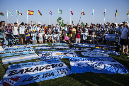 03-12-2022_cientos_de_hinchas_argentinos_participaron (1).jpg