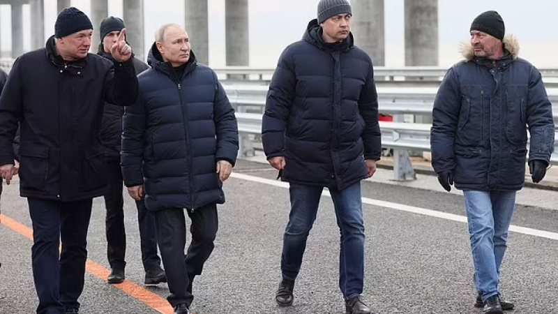 Putin cruzó el puente de Crimea manejando un Mercedes Benz