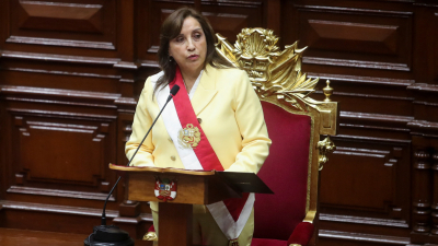 Dina Boluarte juró como la primera mujer presidenta de Perú tras destitución de Castillo