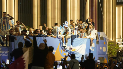 El plantel paseó con la Copa del Mundo por el boulevard Lusail