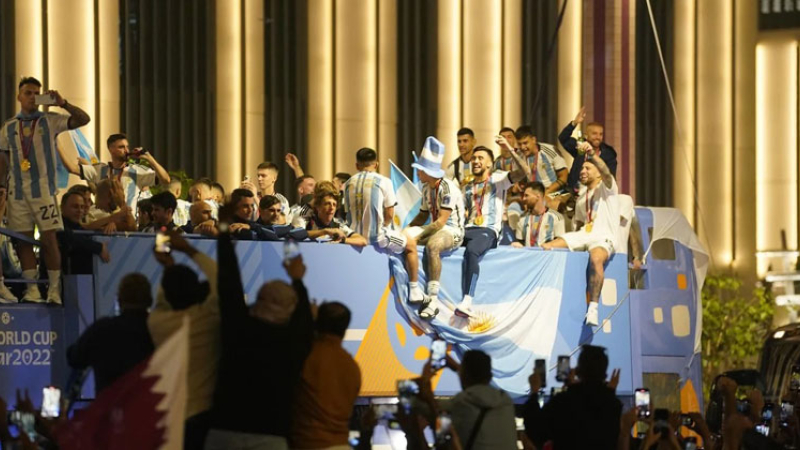 El plantel paseó con la Copa del Mundo por el boulevard Lusail