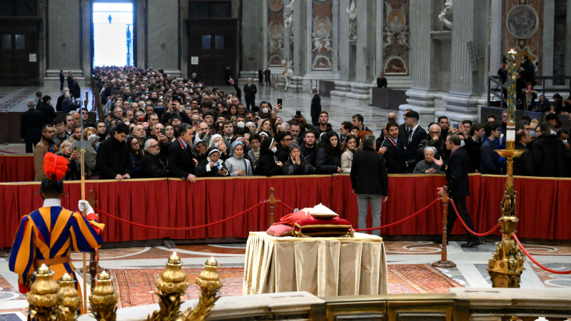 Una multitud despide a Benedicto XVI en la Basílica de San Pedro