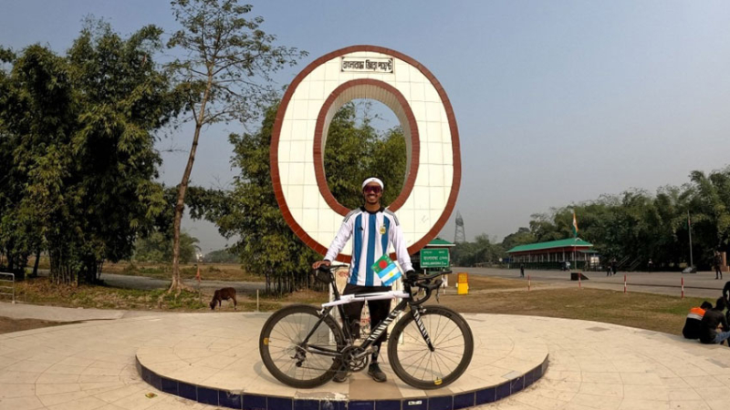 Un ciclista de Bangladesh recorrió más de mil kilómetros en honor a Messi