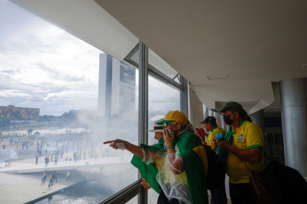 Los militantes ultraderechistas llegaron a los edificios  situados en Brasilia desde el Cuartel General del Ejército de  Brasil, donde acampaban desde que Bolsonaro perdió las elecciones  dos meses atrás, con el fin de exigir una intervención militar que   impida la presidencia de Lula.
.