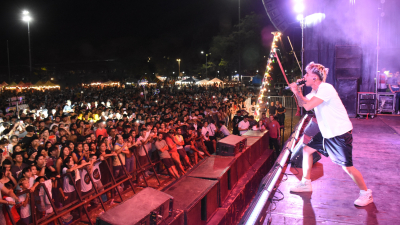 Miles de jóvenes vibraron al ritmo de Luck Ra