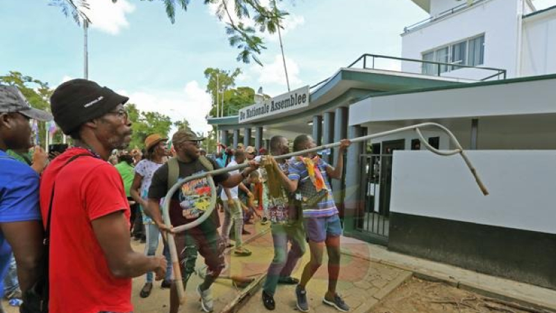 Manifestantes irrumpen en el Parlamento de Surinam y saquean la capital