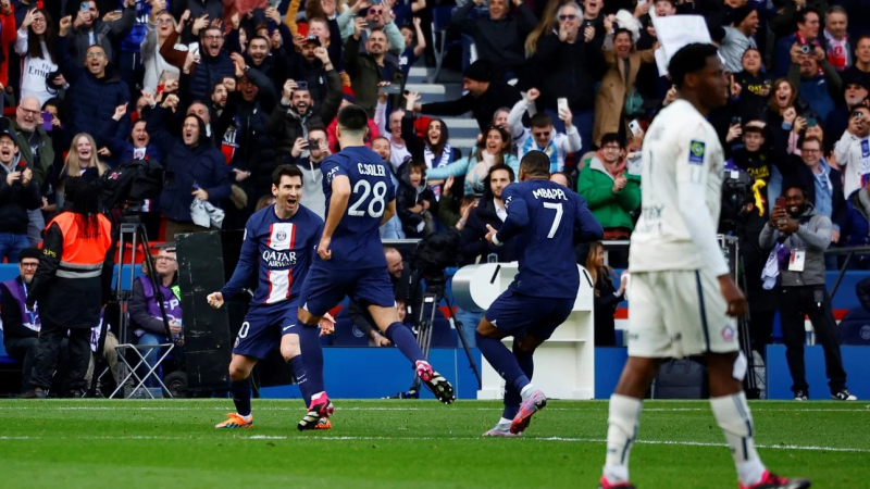 En un partido de locos, Messi rescató al PSG